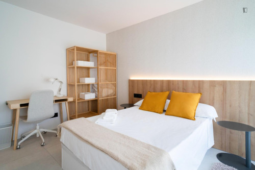 Double bedroom, with balcony, in 4-bedroom apartment