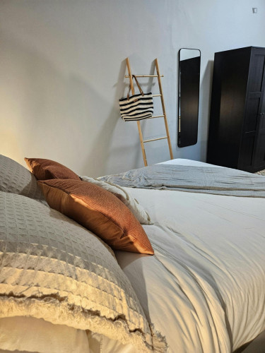 Modern double bedroom in L'Eixample