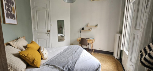 Inviting double bedroom in Dreta de l'Eixample