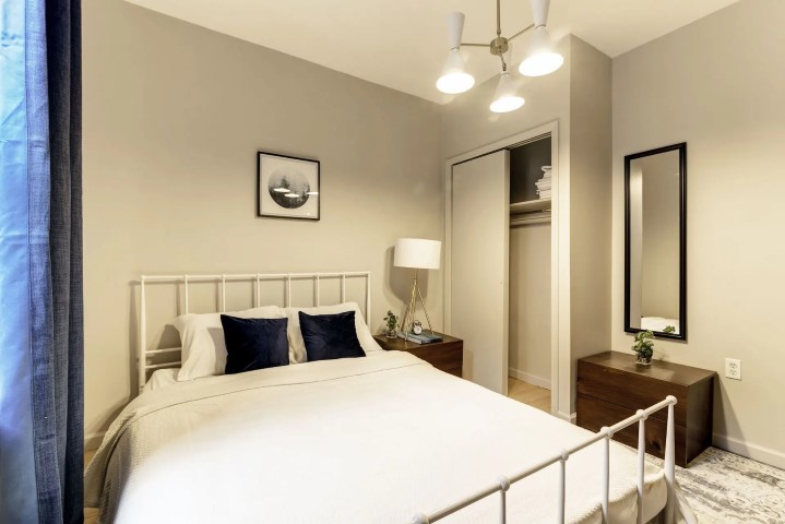 Queen Bedroom C - 5