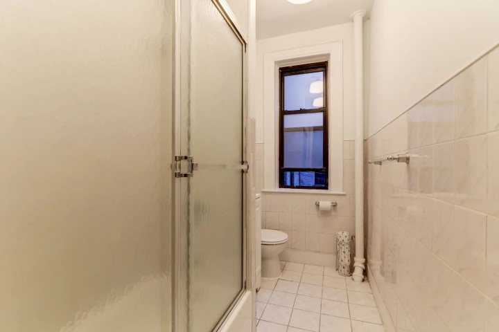Queen Bedroom C - 3