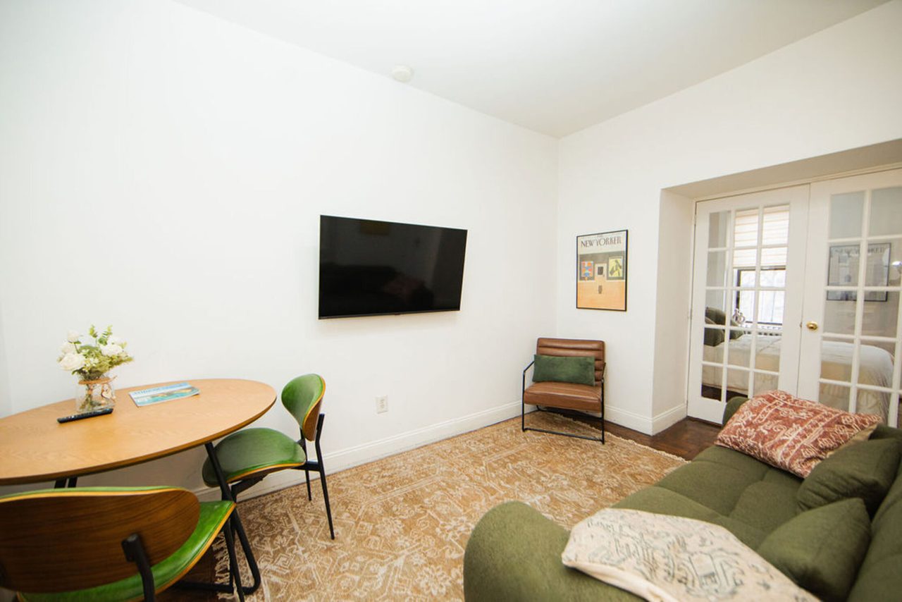 #1120: East Village - 1 Bedroom (Queen) - #1120: East Village - Gallery - 4