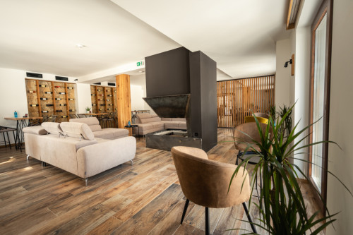 Stylish Mountain Coliving & Co-working + Outdoor Chill Zones + Social Lounge + Nature Wellness