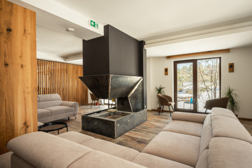 Stylish Mountain Coliving & Co-working + Outdoor Chill Zones + Social Lounge + Nature Wellness
