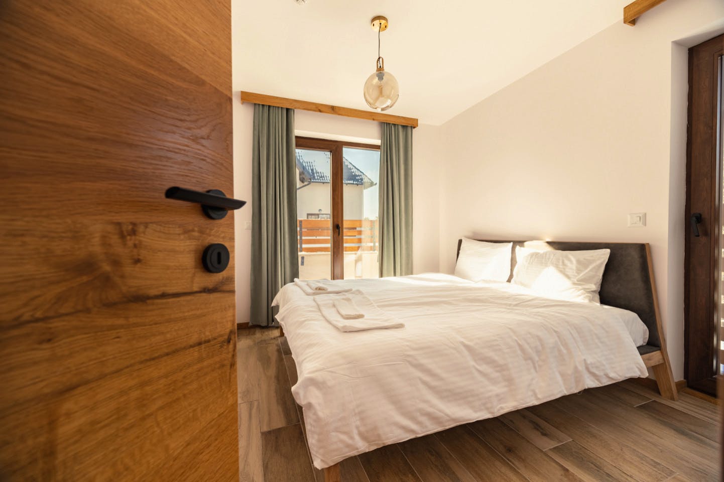 Master Suite - Stylish Mountain Coliving & Co-working + Outdoor Chill Zones + Social Lounge + Nature Wellness - Gallery - 26