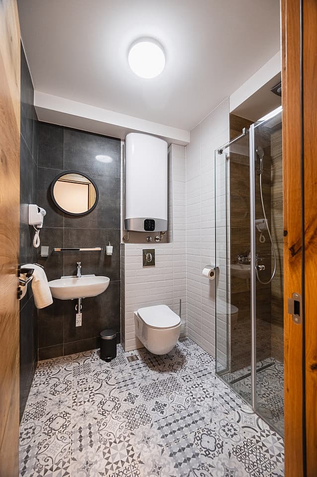 Master Suite - Stylish Mountain Coliving & Co-working + Outdoor Chill Zones + Social Lounge + Nature Wellness - Gallery - 25