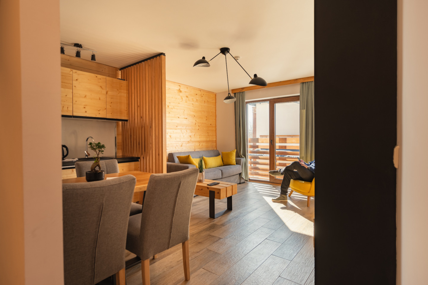 Master Suite - Stylish Mountain Coliving & Co-working + Outdoor Chill Zones + Social Lounge + Nature Wellness - Gallery - 14