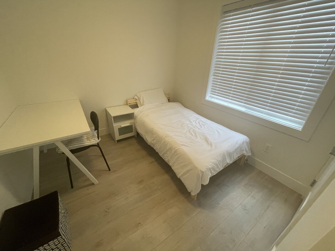  Room 1(Full Room)  -  Private room+bathroom in Langley  - Gallery -  1