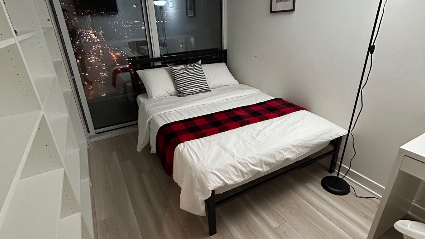 17 Bathurst St