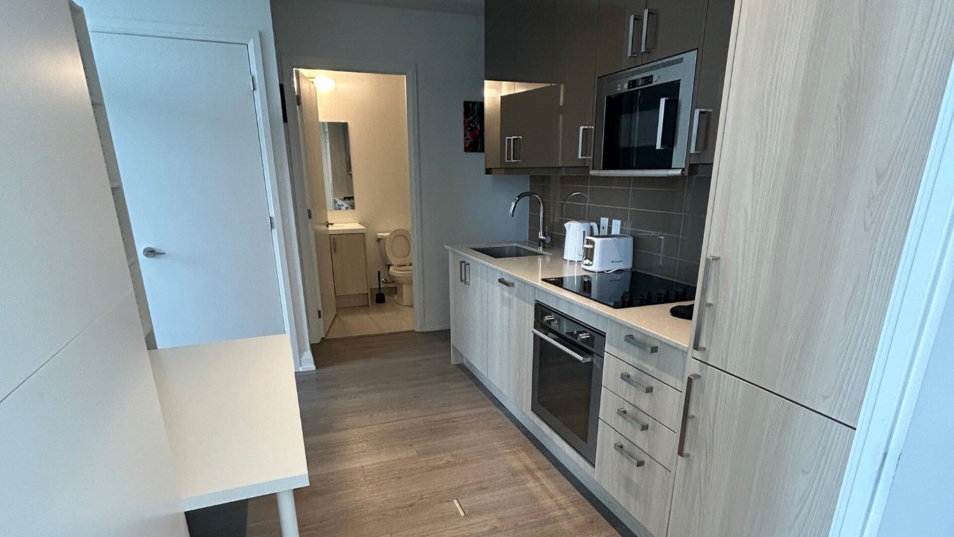 17 Bathurst St