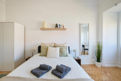 Lovely double bedroom in Entrecampos