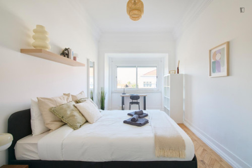 Lovely double bedroom in Entrecampos