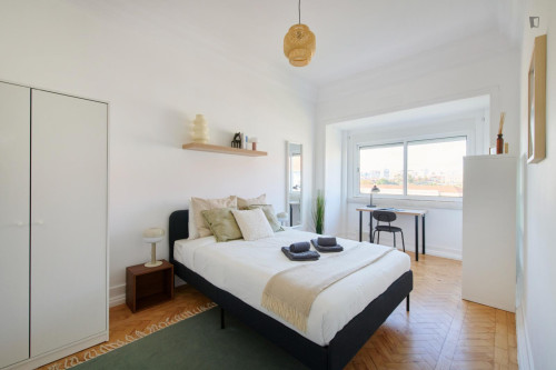 Lovely double bedroom in Entrecampos