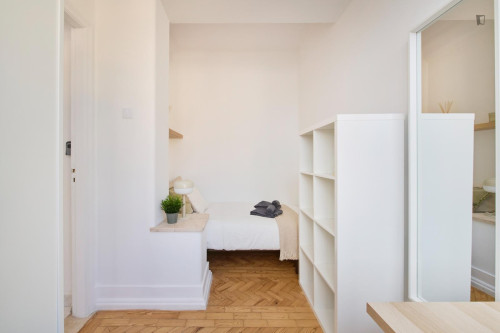 Alluring single bedroom in Entrecampos