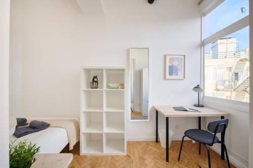 Alluring single bedroom in Entrecampos