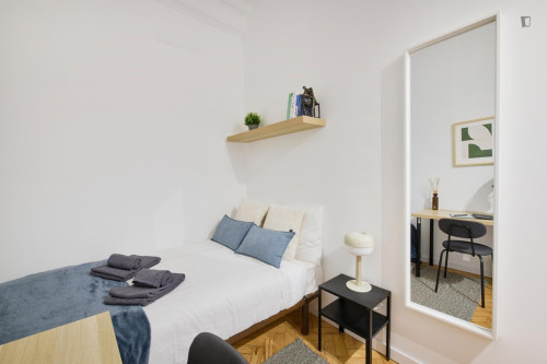 Neat single bedroom in Entrecampos