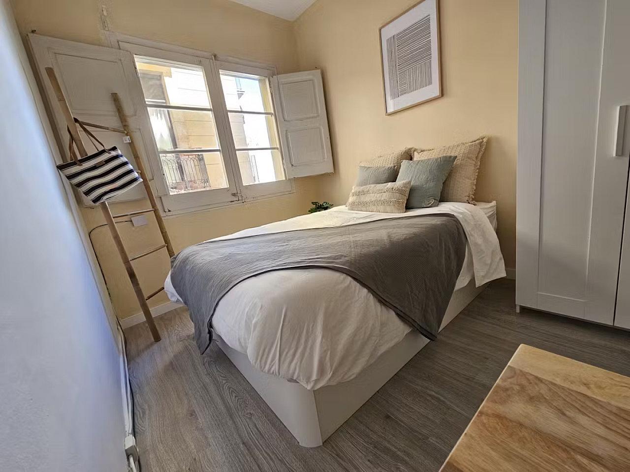  Room 2  -  Stylish Coliving Apartment Steps from Las Ramblas in Historic Ciutat Vella  - Gallery -  5