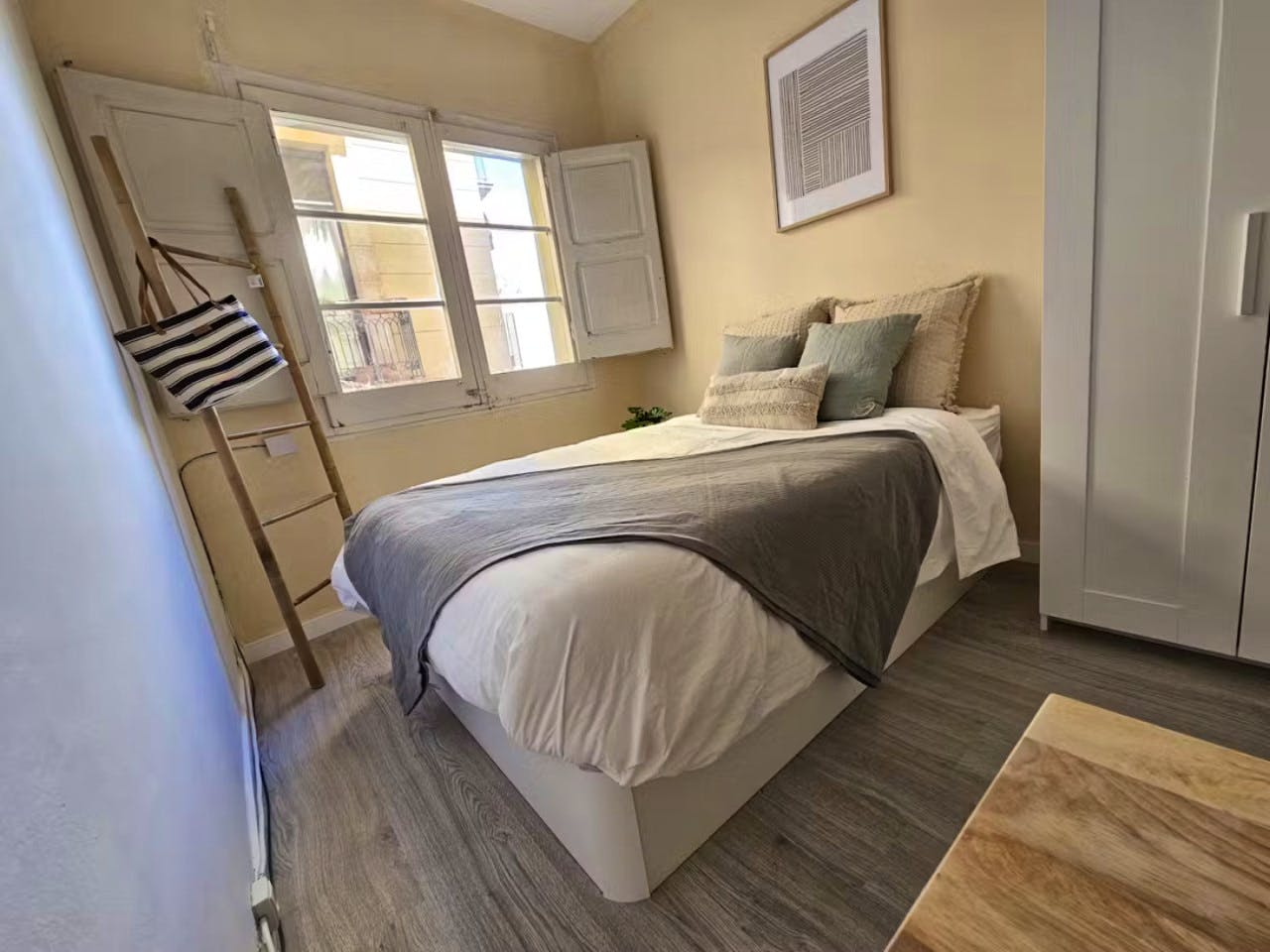  Room 2  -  Stylish Coliving Apartment Steps from Las Ramblas in Historic Ciutat Vella  - Gallery -  19
