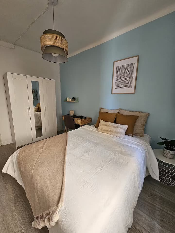  Room 3  -  Stylish Coliving Apartment Steps from Las Ramblas in Historic Ciutat Vella  - Gallery -  28