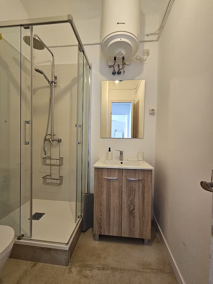  Room 3  -  Stylish Coliving Apartment Steps from Las Ramblas in Historic Ciutat Vella  - Gallery -  35