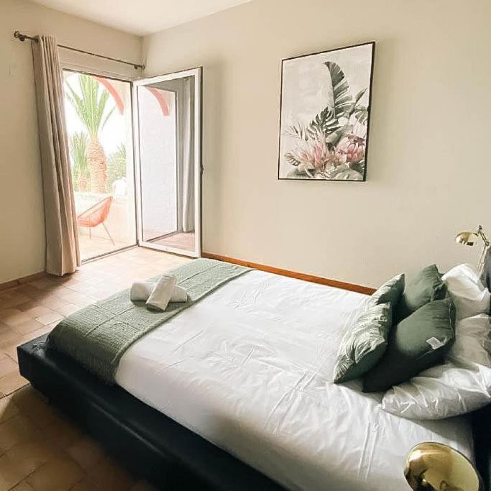 Deluxe Double Room Ensuite With Balcony And Ocean View - 14