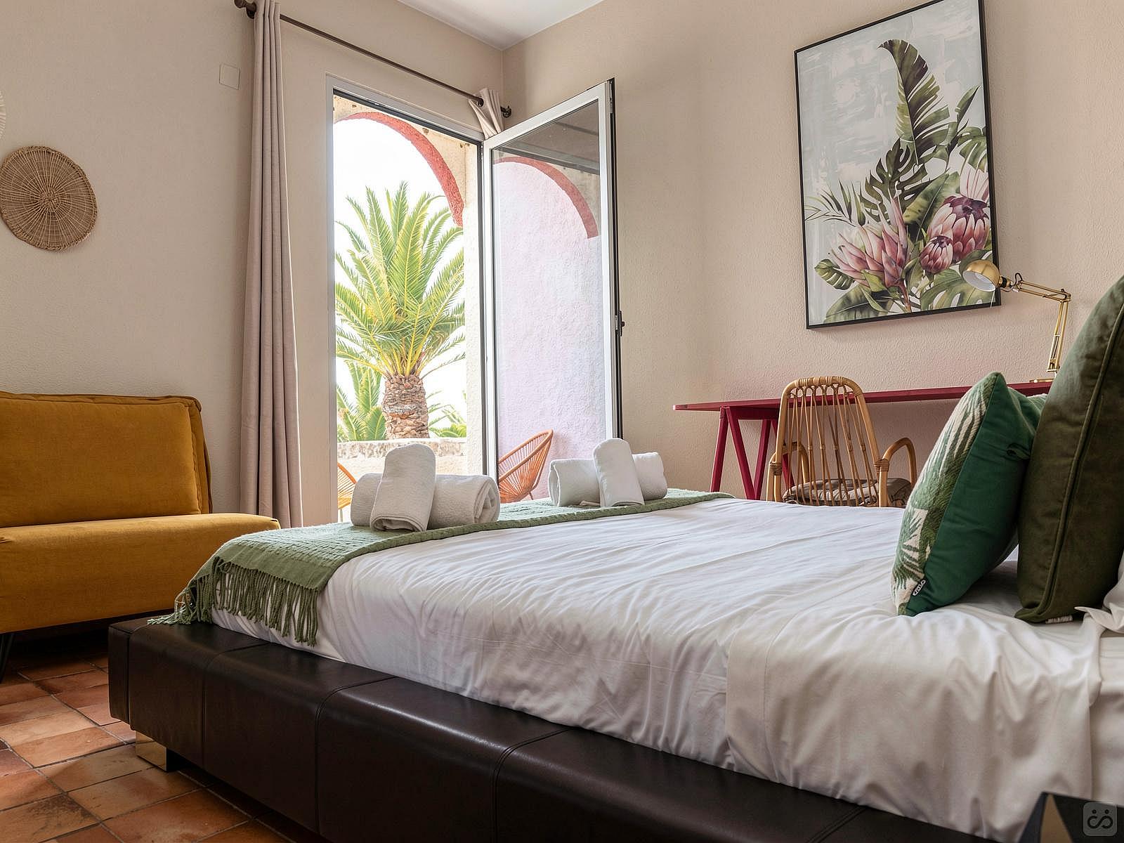 Deluxe Double Room Ensuite With Balcony And Ocean View - 10