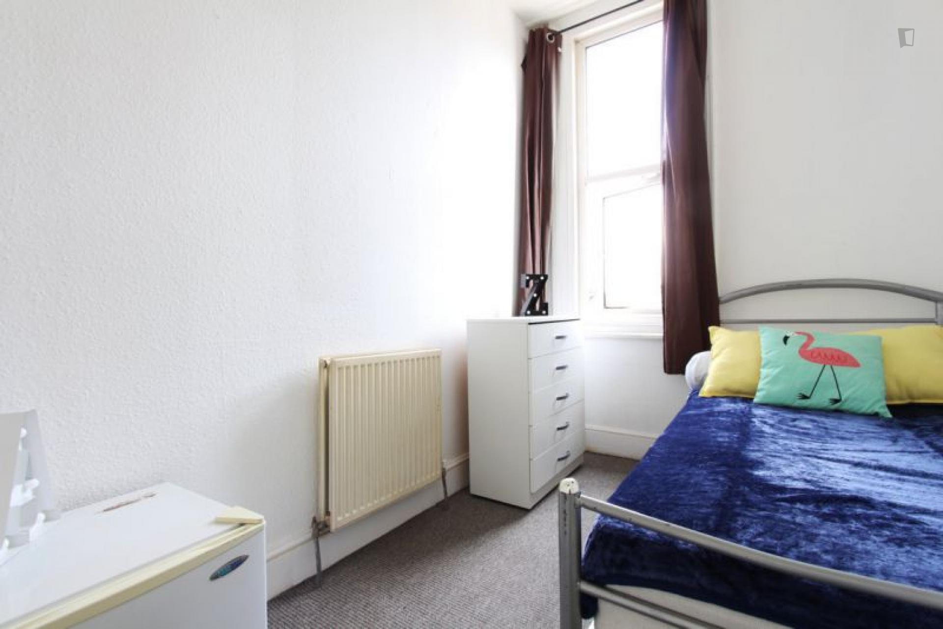 Awesome double bedroom in proximity to Kilburn tube station
