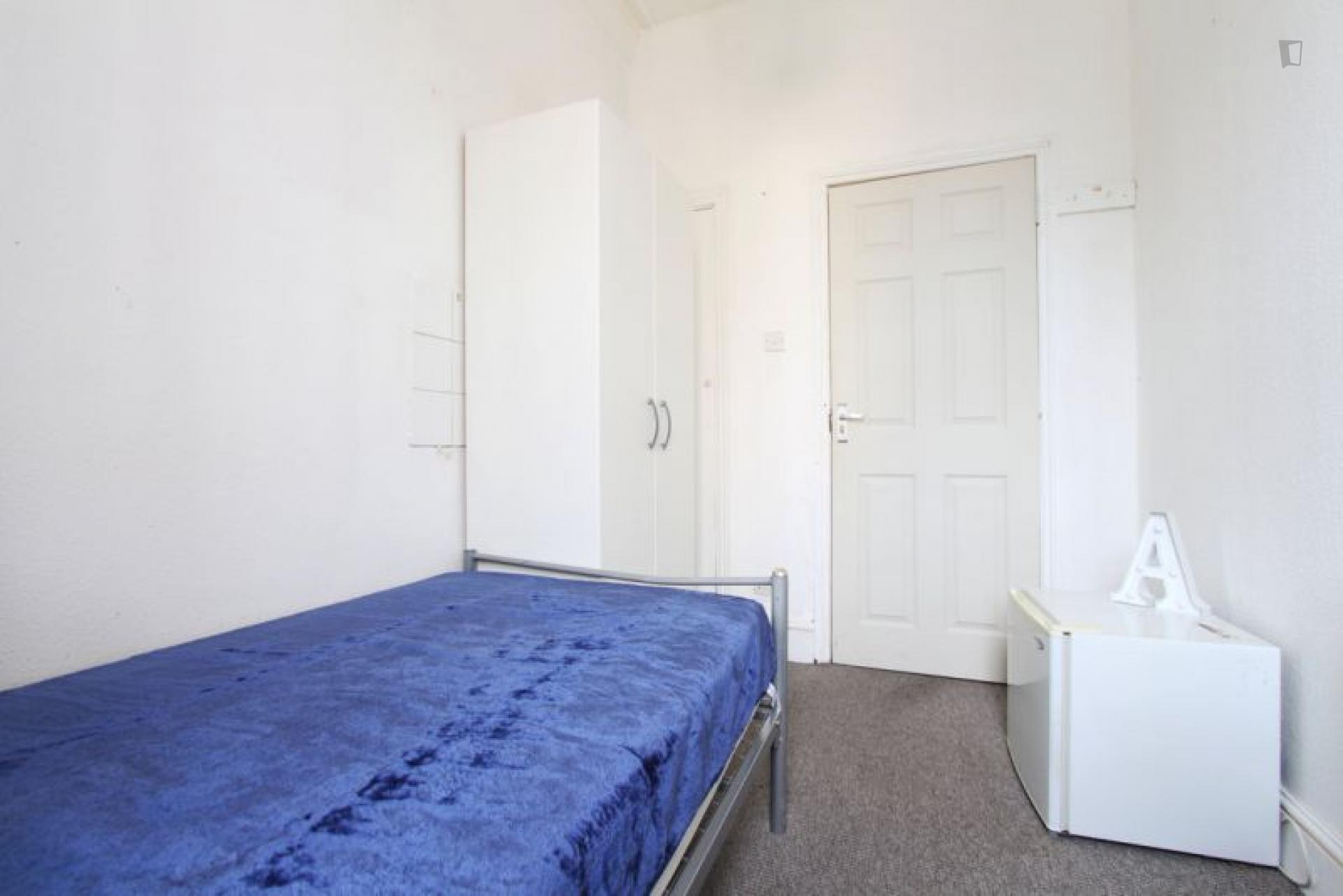 Awesome double bedroom in proximity to Kilburn tube station