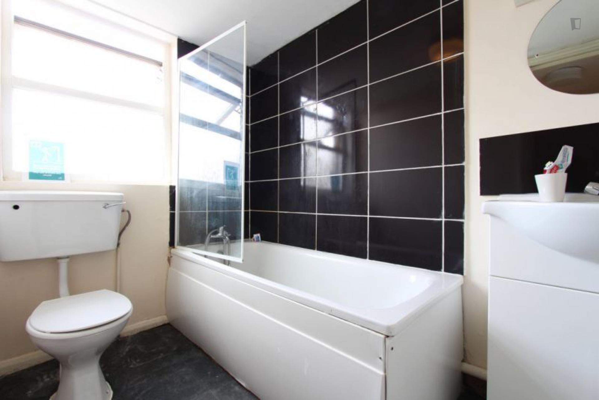 Awesome double bedroom in proximity to Kilburn tube station