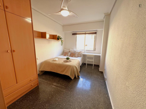 Excellent Double bedroom in 5-bedroom house