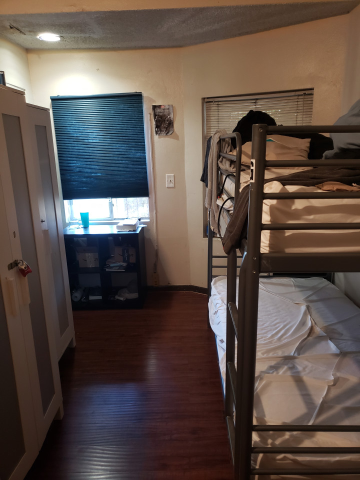 Bed In A 6-Bed Males Only Room - 11