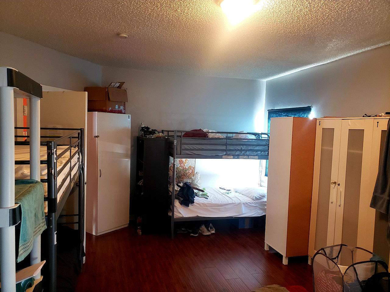 Bed In A 6-Bed Males Only Room - 20