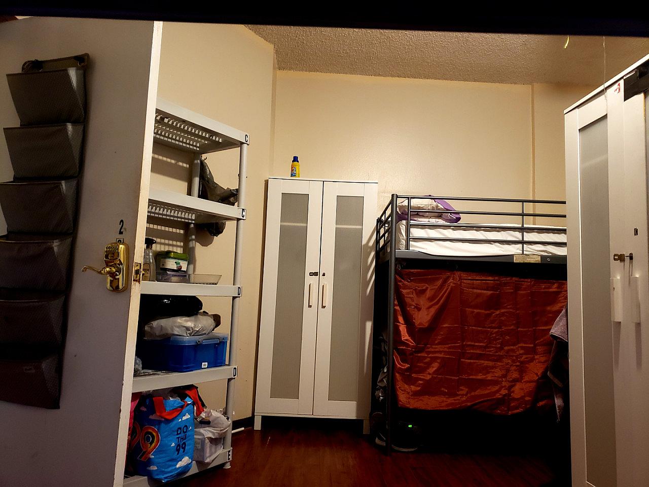 Bed In A 6-Bed Males Only Room - 23