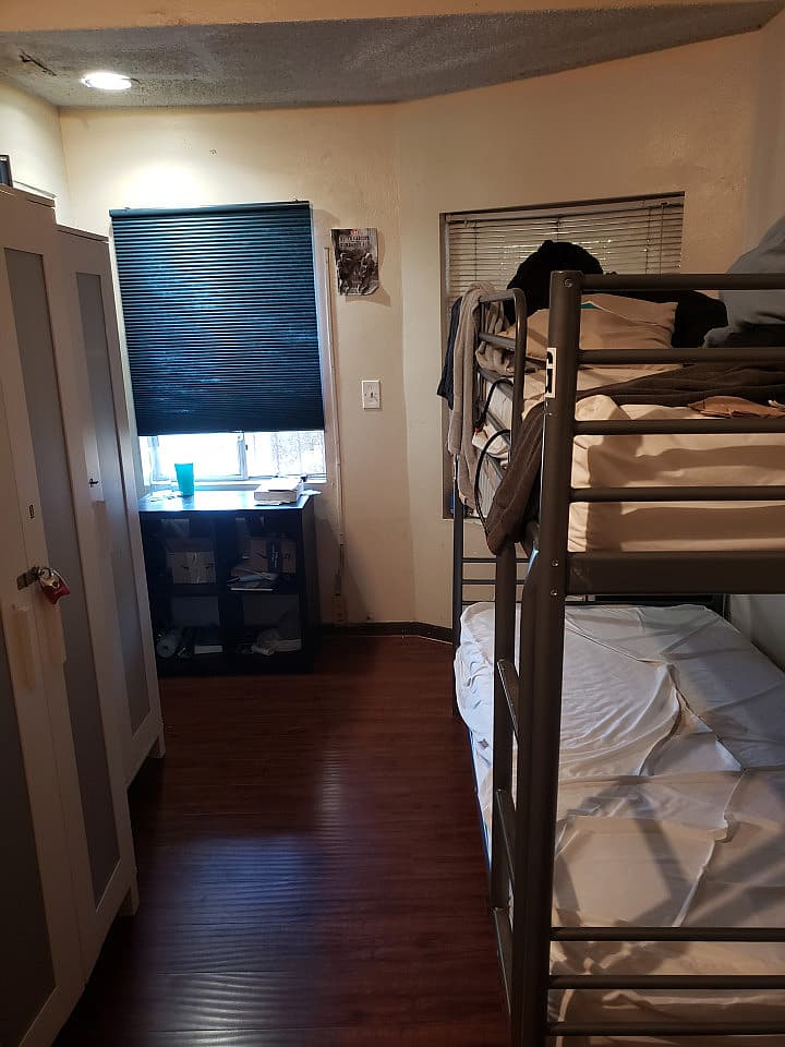 Bed In A 6-Bed Males Only Room - 18