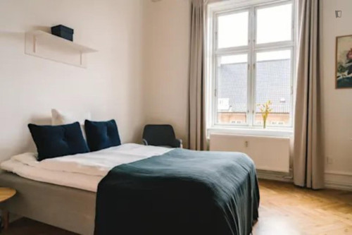 Interesting double bedroom in central Indre By