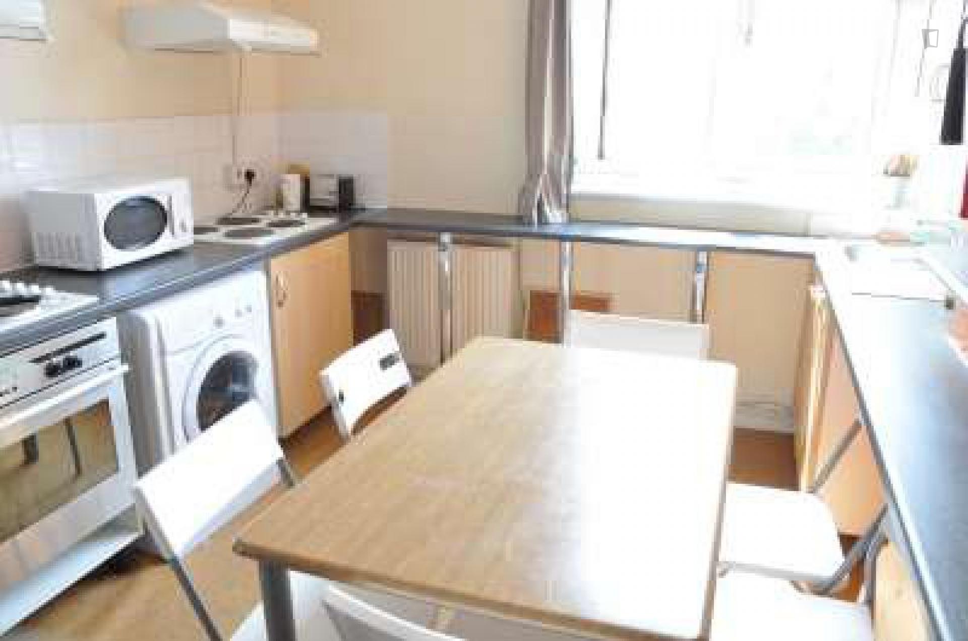 Bright single bedroom in a 9-bedroom flat close to Kilburn tube station