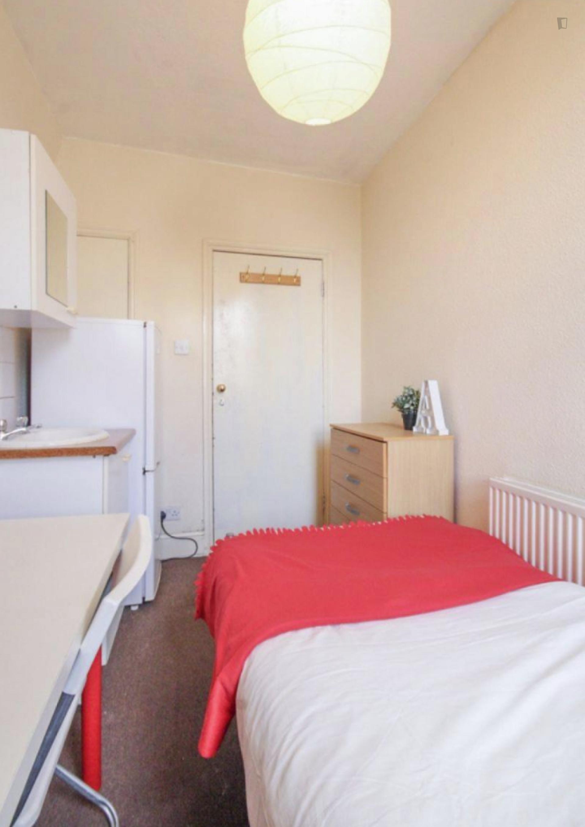 Bright single bedroom in a 9-bedroom flat close to Kilburn tube station