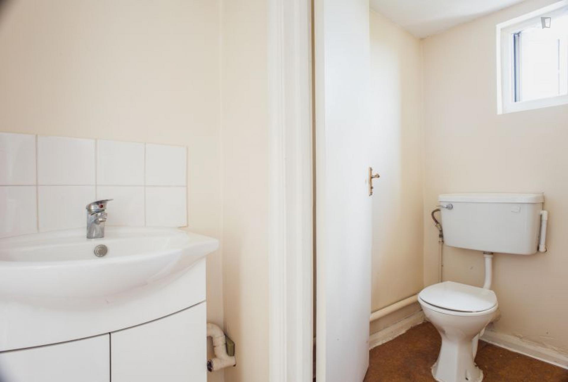 Bright single bedroom in a 9-bedroom flat close to Kilburn tube station
