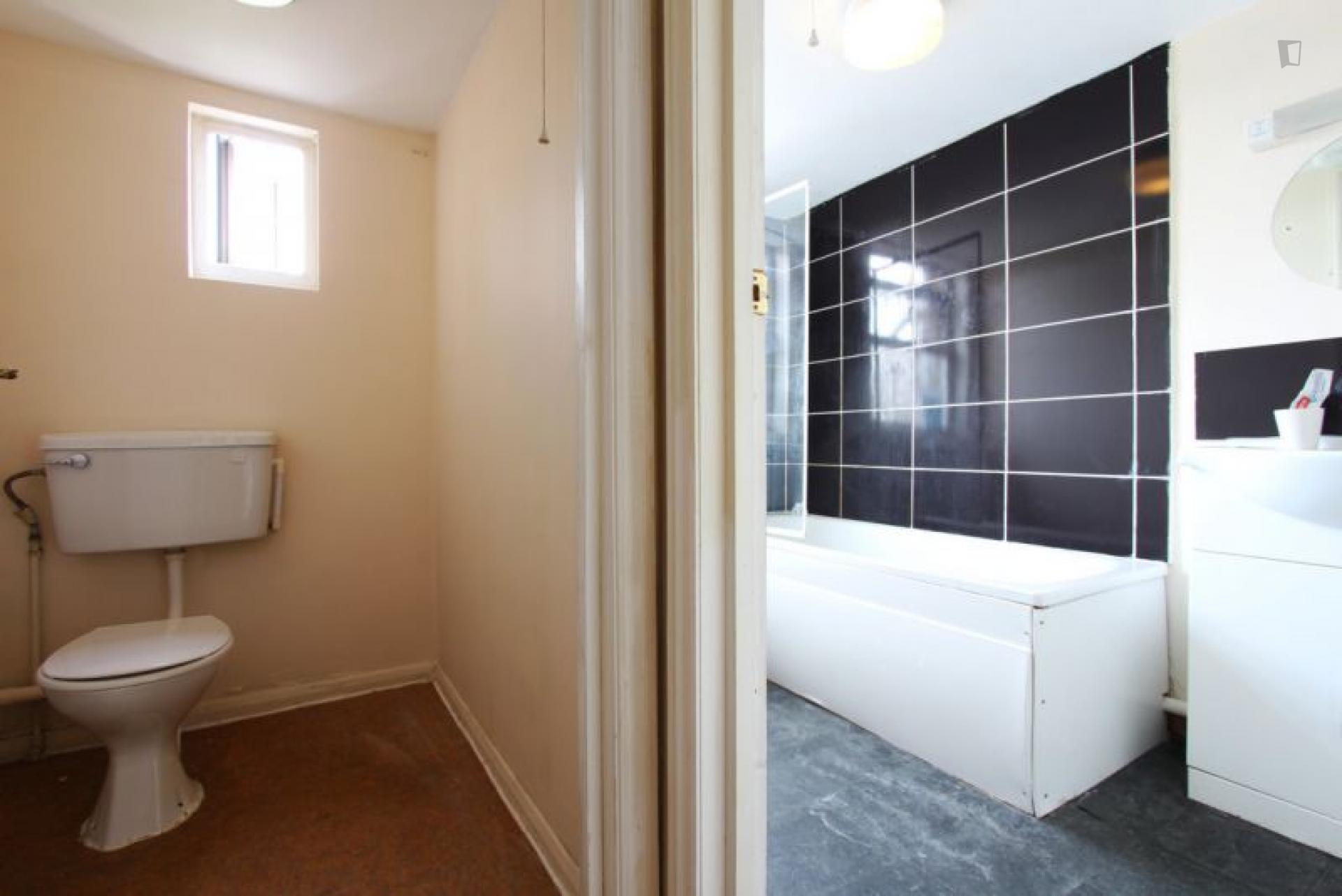 Bright single bedroom in a 9-bedroom flat close to Kilburn tube station