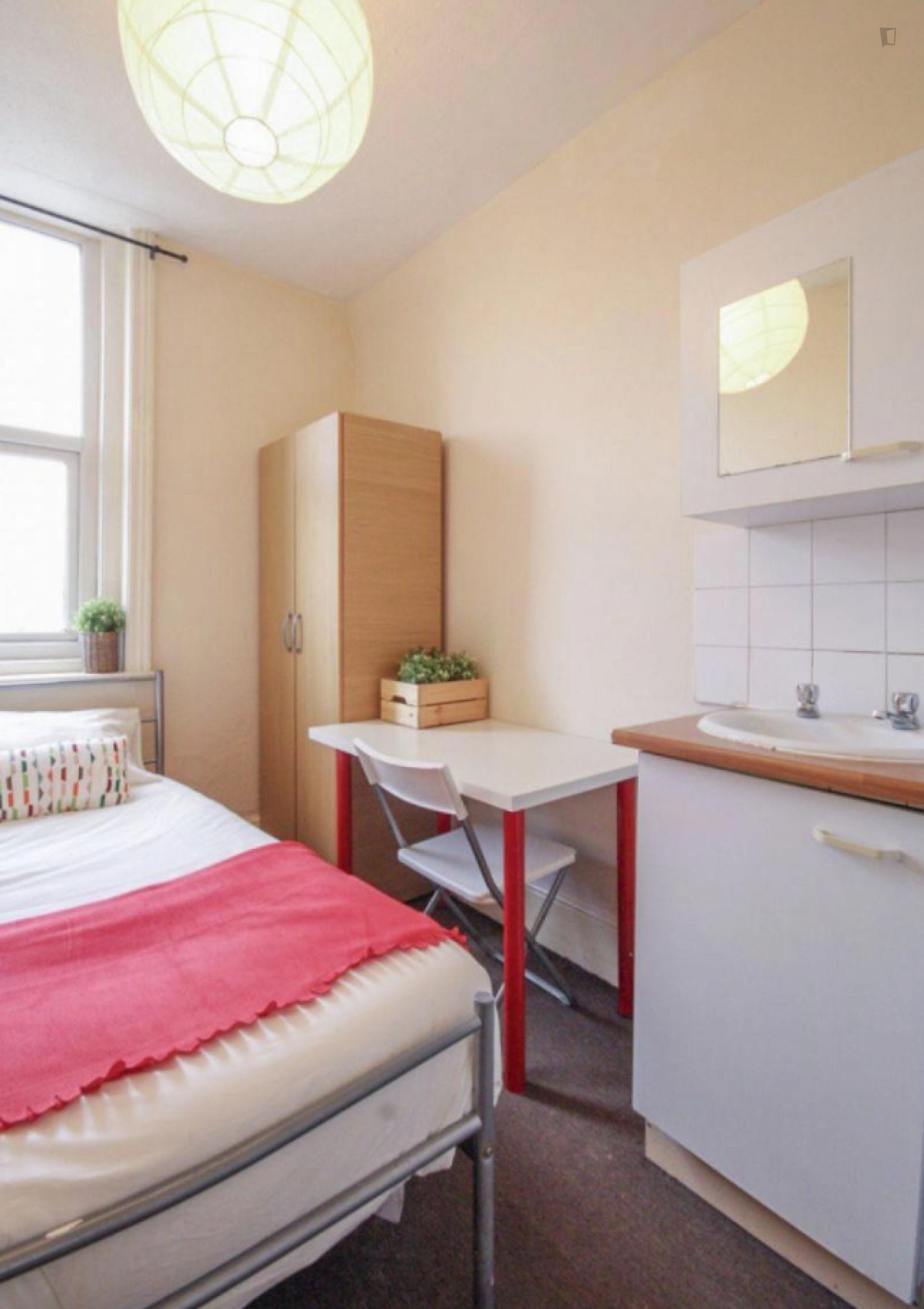 Bright single bedroom in a 9-bedroom flat close to Kilburn tube station