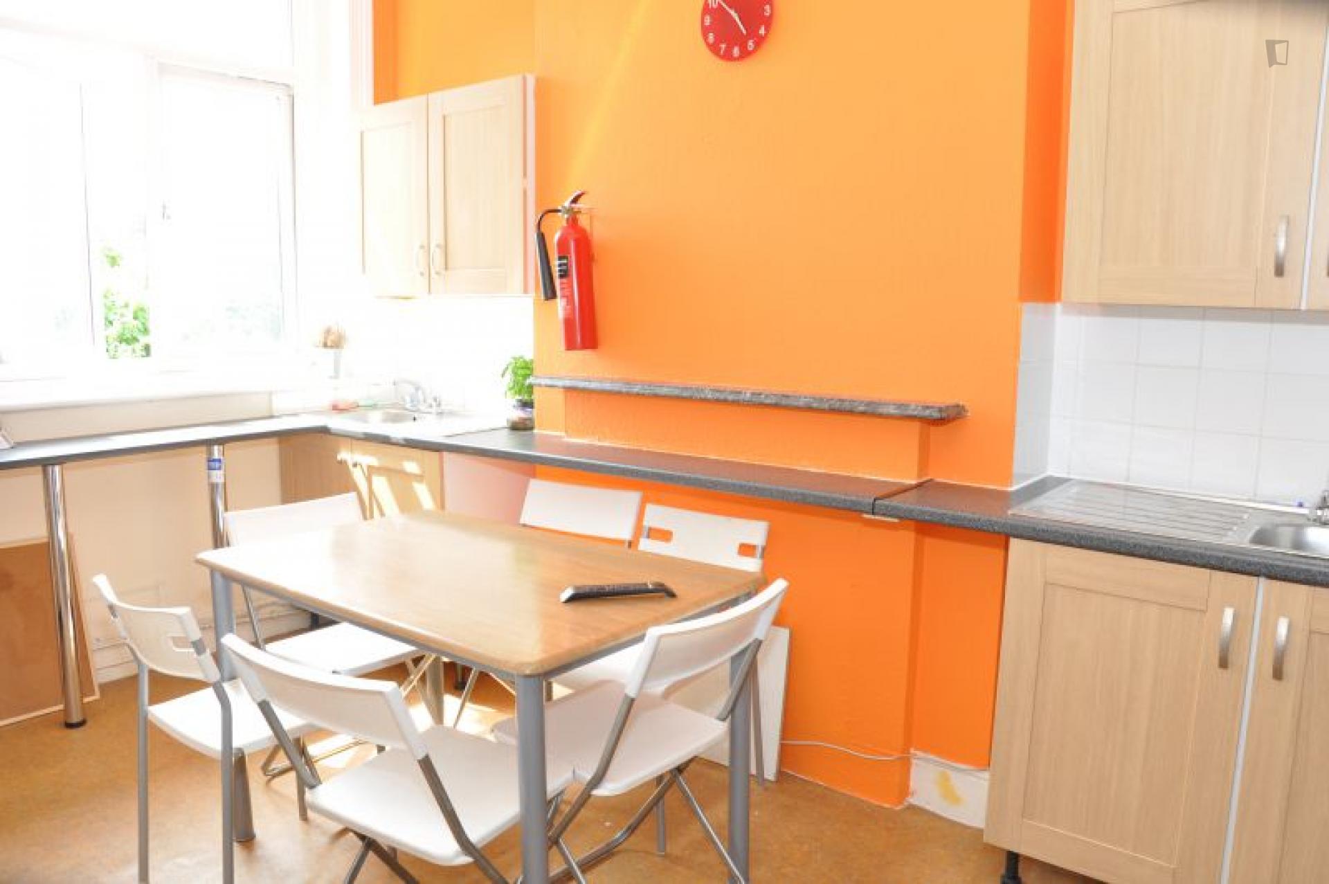 Bright single bedroom in a 9-bedroom flat close to Kilburn tube station