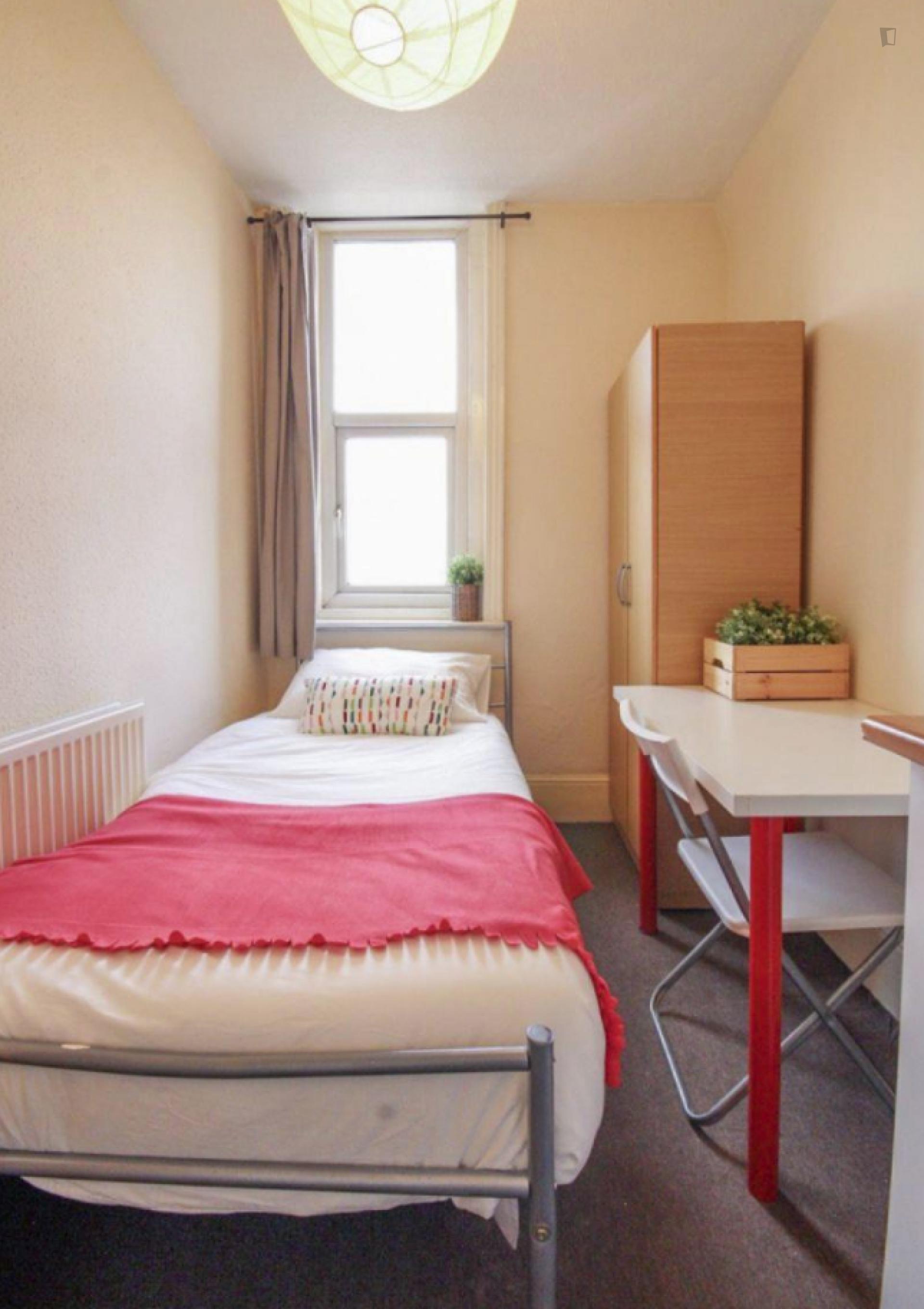 Bright single bedroom in a 9-bedroom flat close to Kilburn tube station