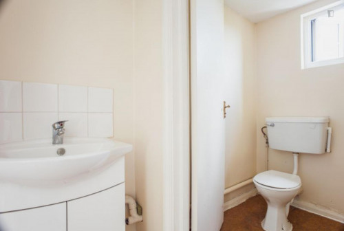 Bright single bedroom in a 9-bedroom flat close to Kilburn tube station  - Gallery -  5