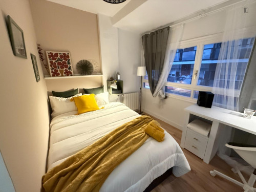 Interesting double bedroom near the Parc del Tossel