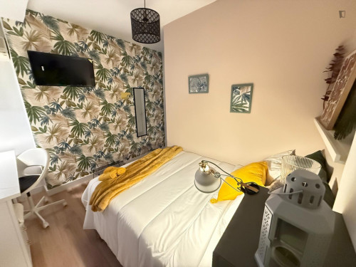 Interesting double bedroom near the Parc del Tossel