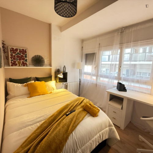 Interesting double bedroom near the Parc del Tossel