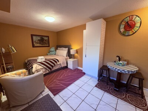Cozy and Tidy Home in West Vancouve - Gallery - 5