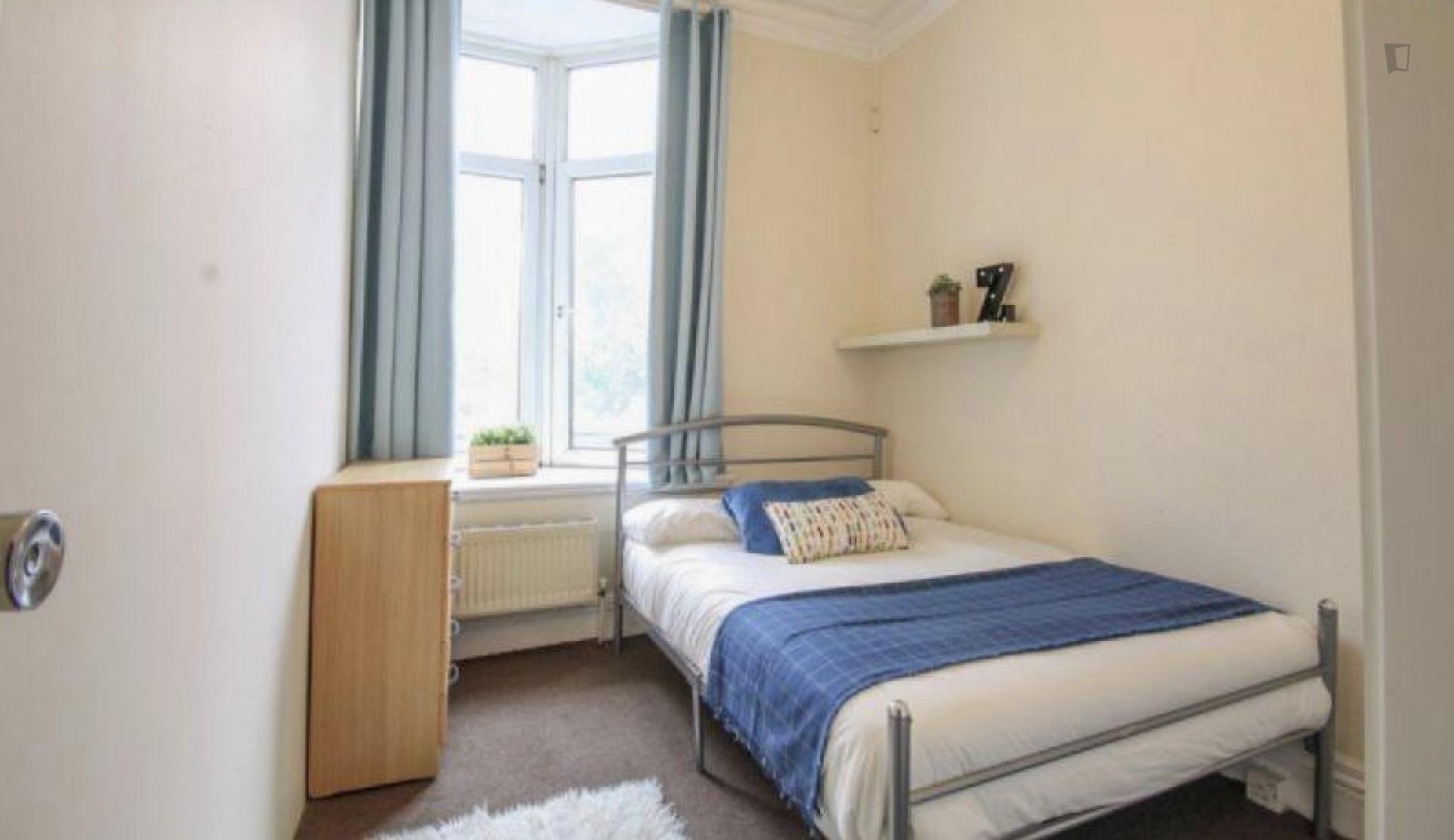 Bright double bedroom in a 9-bedroom flat, near Kilburn tube station