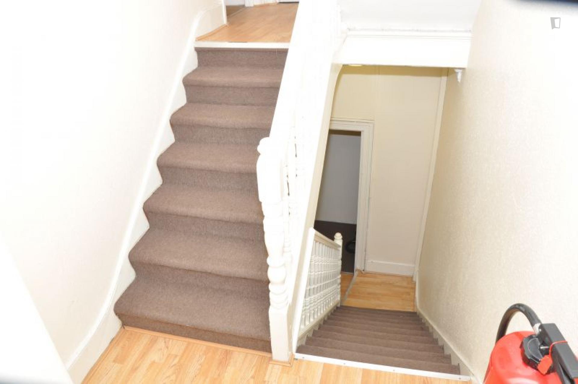 Bright double bedroom in a 9-bedroom flat, near Kilburn tube station