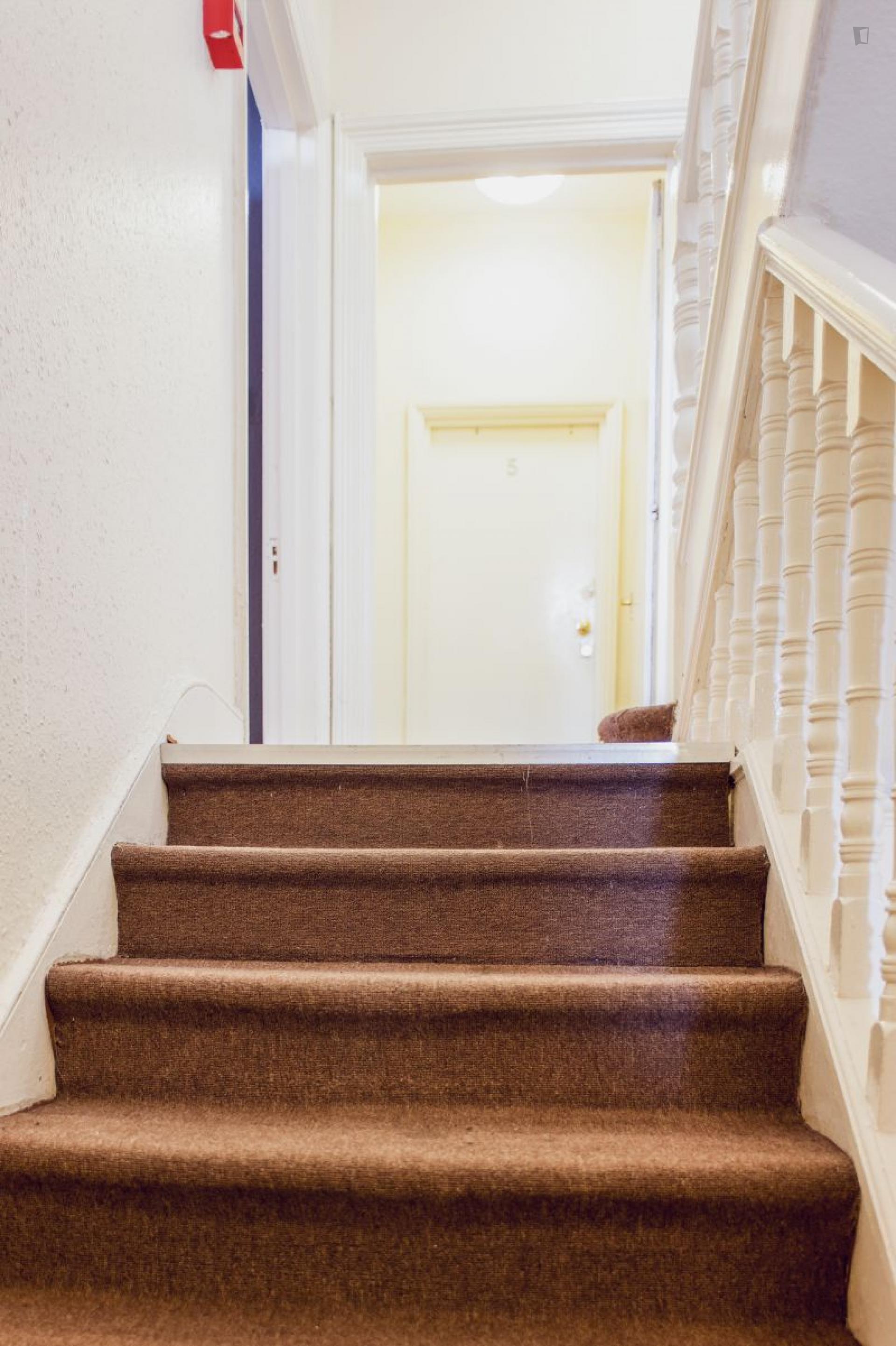 Bright double bedroom in a 9-bedroom flat, near Kilburn tube station